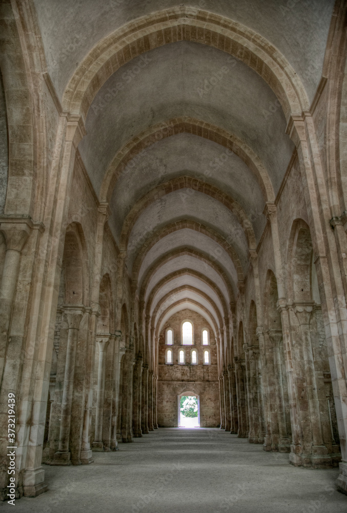 Nef de l'église abbatiale de Fontenay à Marmagne, France