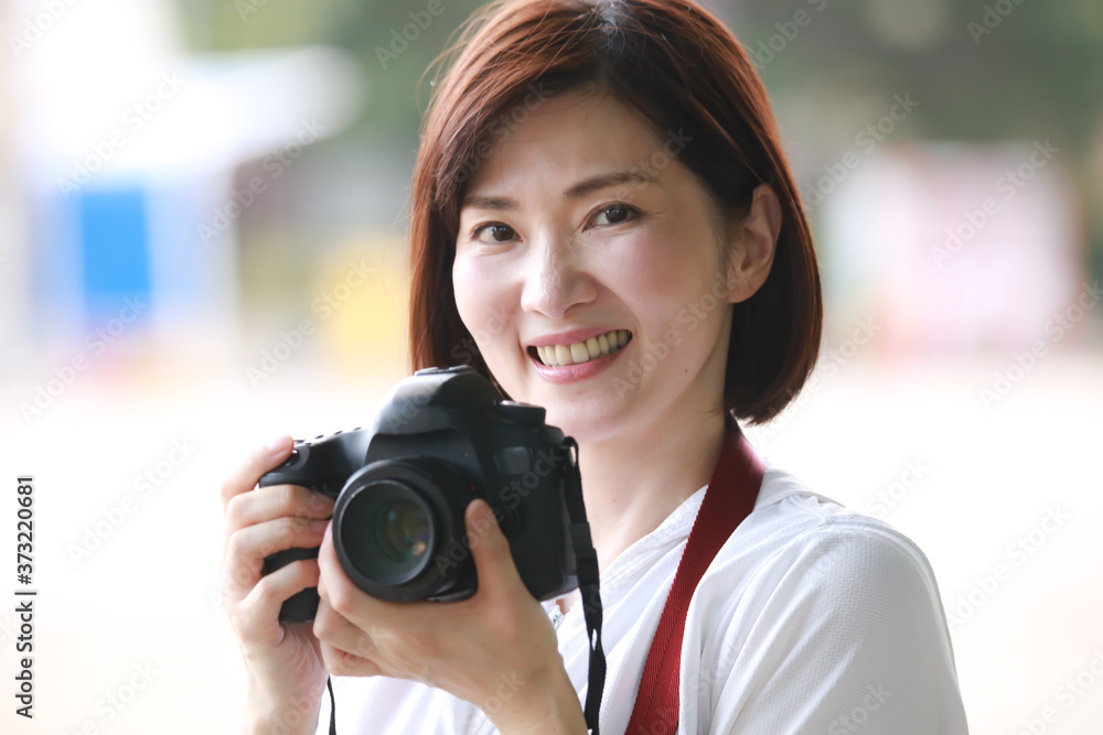 写真を撮る女性 写真を撮る女性