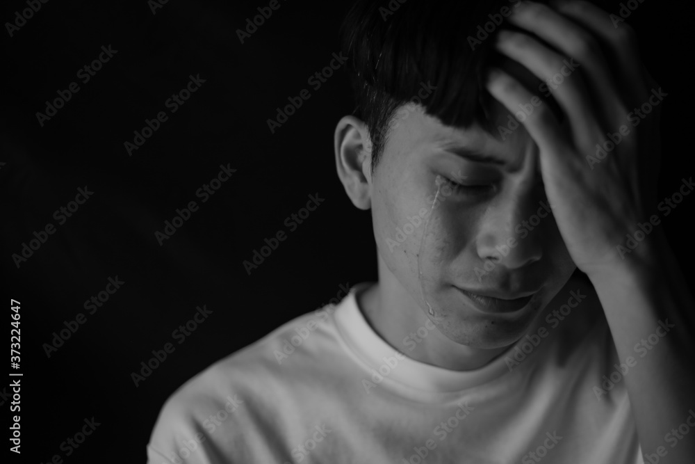 涙を流す男性 涙を流す男性