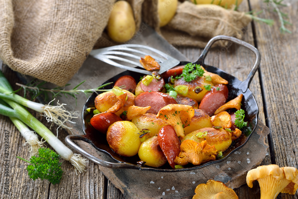 Deftige Kartoffelpfanne mit frischen Pfifferlingen und Cabanossi ...