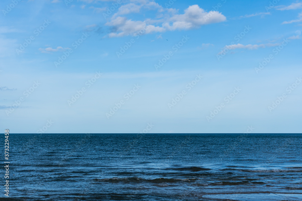 Obraz premium Gentle sea waves and cloudy blue sky In Hua Hin, Thailand, Sea connect to the sky.
