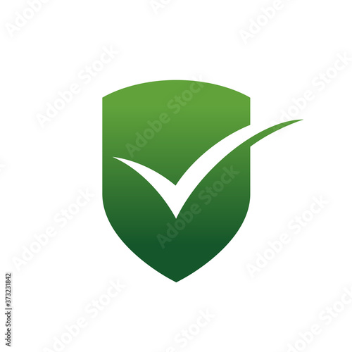 Logotipo escudo con símbolo check en espacio negativo en color verde