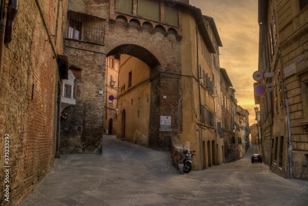 rue du centre historique de la ville de Sienne en Toscane Italie au lever du soleil