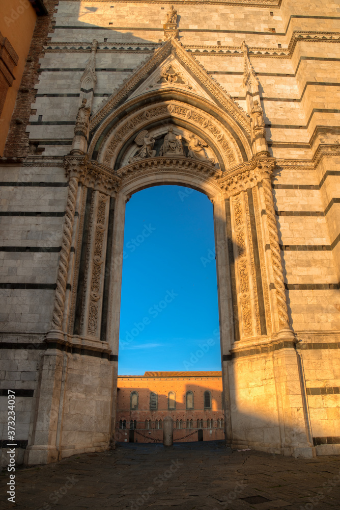 arche du centre historique de la ville de Sienne en Toscane Italie au lever du soleil