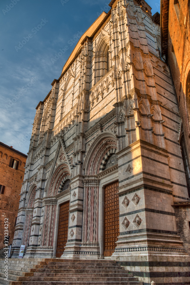 arrière façade de la cathédrale de Sienne au lever du soleil