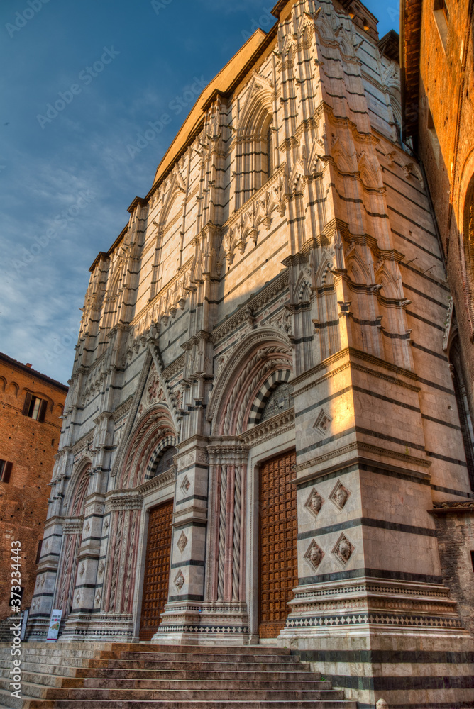 arrière façade de la cathédrale de Sienne au lever du soleil