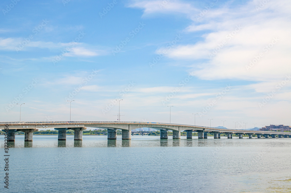 滋賀県の琵琶湖と近江大橋