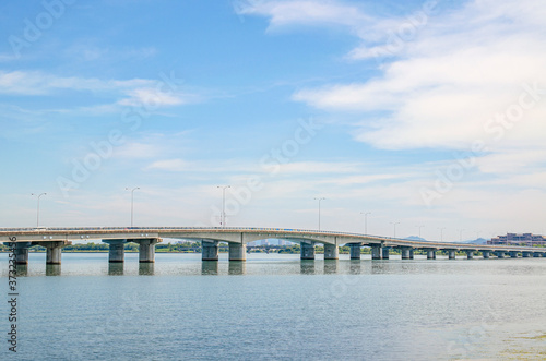 滋賀県の琵琶湖と近江大橋 © peia