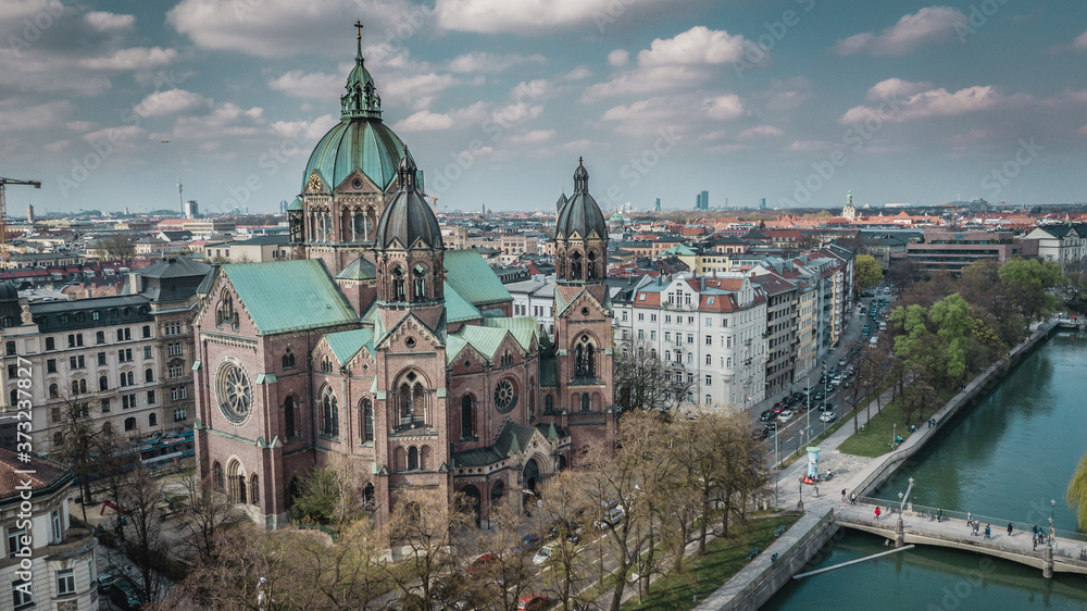 Naklejka premium Aerial view of St. Lukas church and in the background Munich City in Bavaria, Germany.