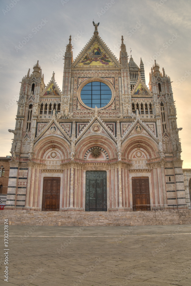 Façade de la cathédrale de Sienne au lever du soleil