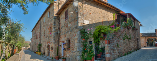 angle d'une ruelle sur la place médiévale du centre historique de Monteriggiioni en Toscane Italie photo