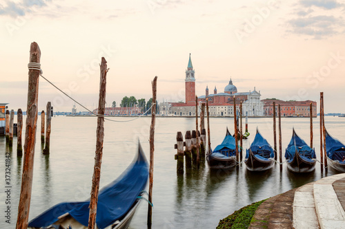 Venezia. Gondole all'ormeggio nel bacino di san Marco