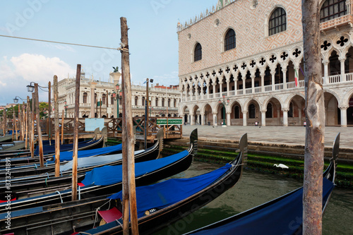 Venezia. Gondole all'ormeggio nel bacino di san Marco © Guido