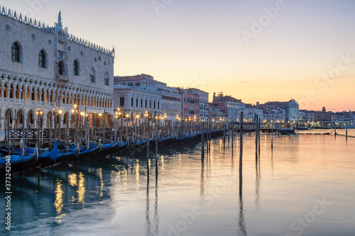 Venezia. Gondole all'ormeggio nel bacino di san Marco