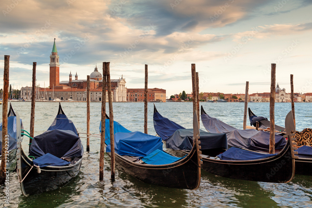 Venezia. Gondole ormeggiate nel bacino di San Marco sullo sfondo di San Giorgio Maggiore