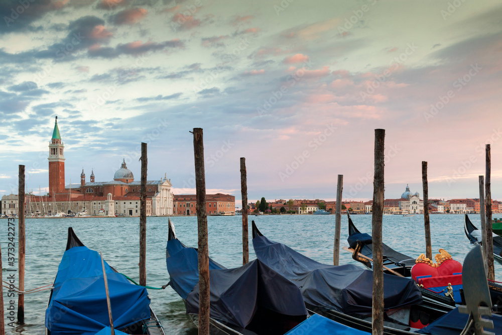 Venezia. Gondole ormeggiate nel bacino di San Marco sullo sfondo di San Giorgio Maggiore Venezia. Gondole ormeggiate nel bacino di San Marco sullo sfondo di San Giorgio Maggiore