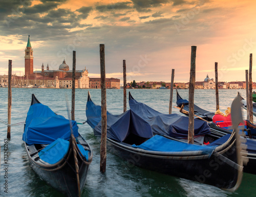 Venezia. Gondole ormeggiate nel bacino di San Marco sullo sfondo di San Giorgio Maggiore © Guido