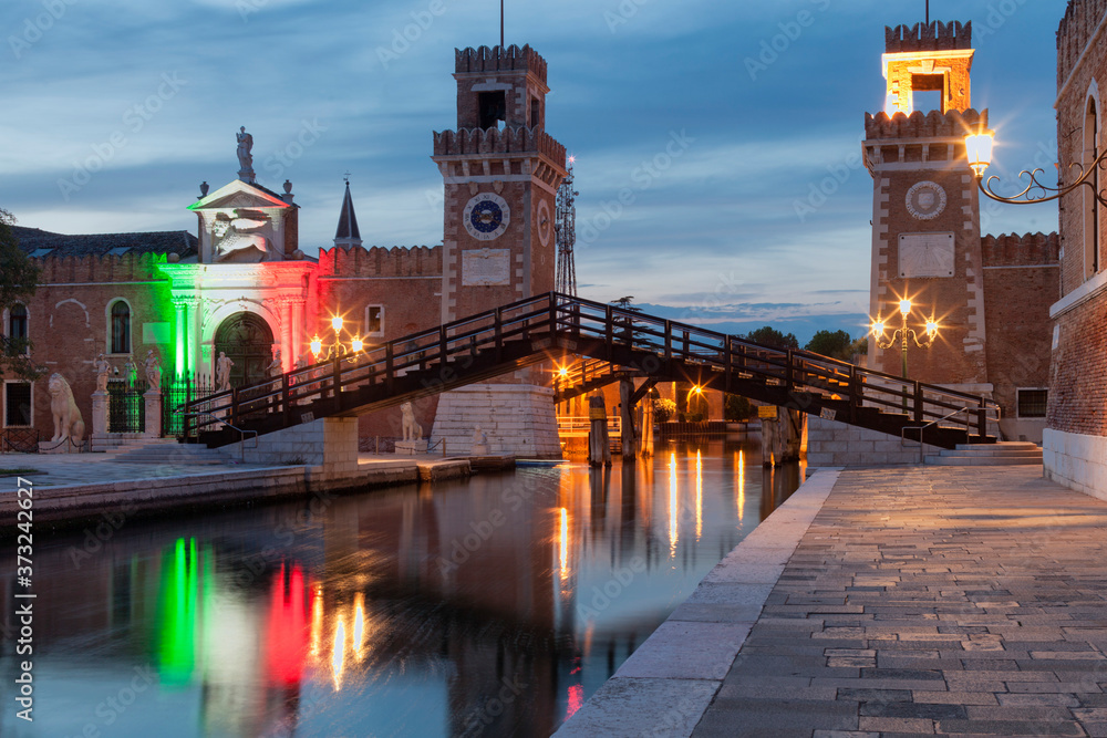 Venezia. Facciata dell' Arsenale con ponte e tricolore