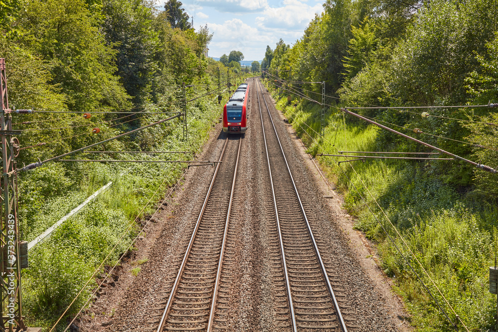 Fototapeta premium Zwei parallel verlaufende Bahngleise an einem sonnigen Tag.