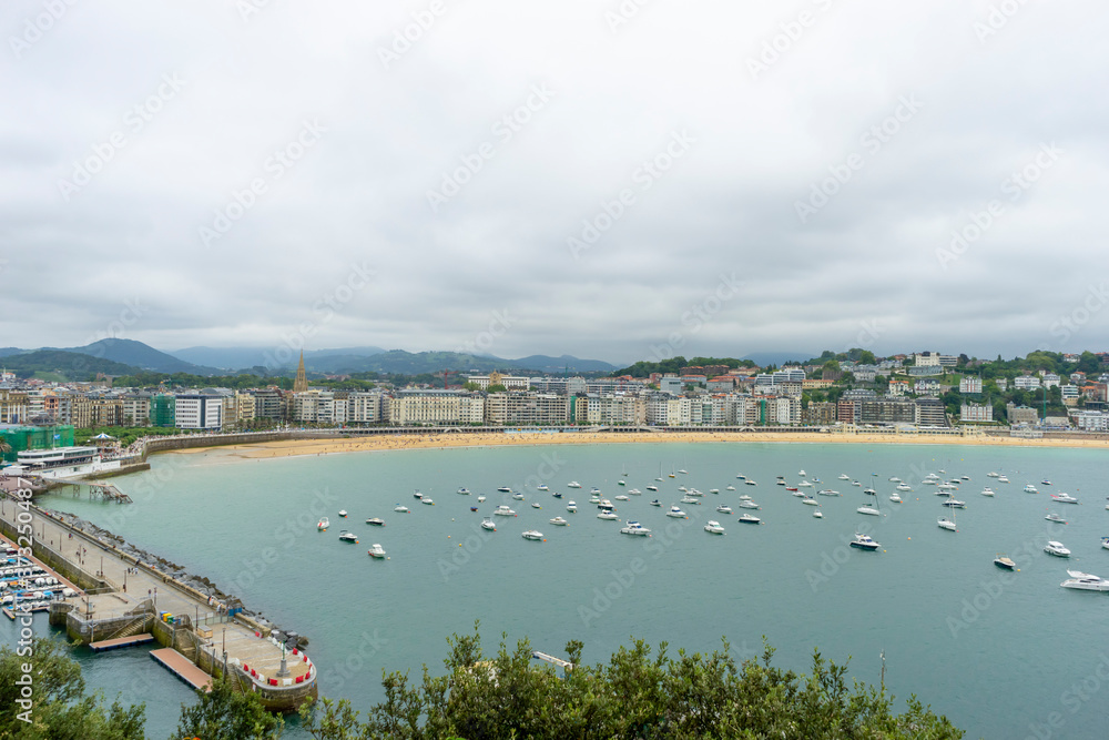Obraz premium view of the city of San Sebastian, with La Concha beach, from Mount Urgull. Summer vacation scene in Spain
