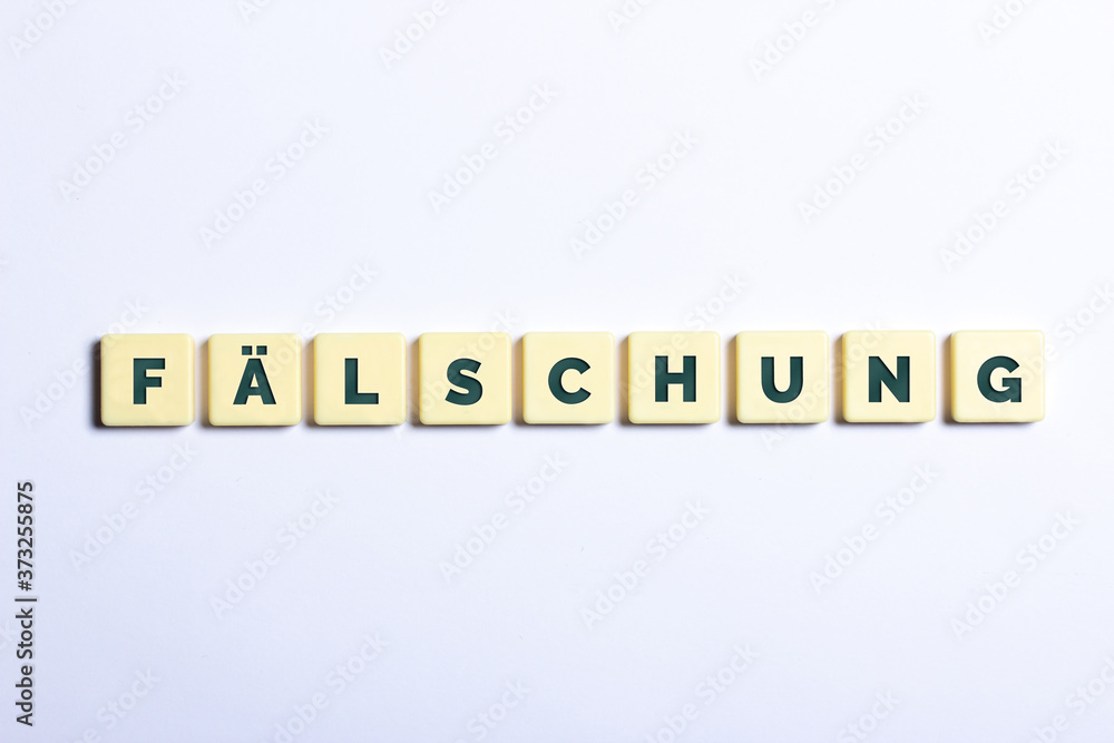 Wort Fälschung in Buchstaben auf weißem Hintergrund Wort Fälschung in Buchstaben auf weißem Hintergrund