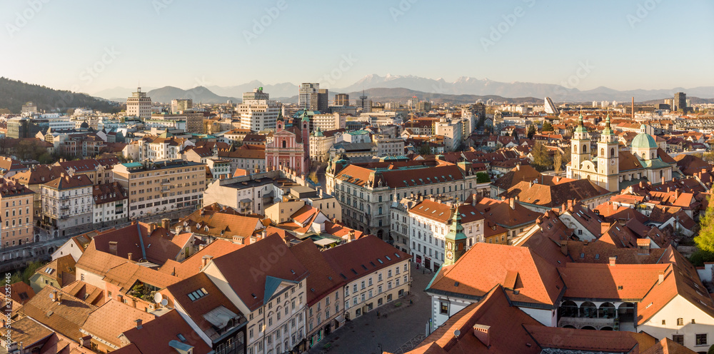 Obraz premium Panoramic view of Ljubljana, capital of Slovenia, at sunset. Empty streets of Slovenian capital during corona virus pandemic social distancing measures in 2020.