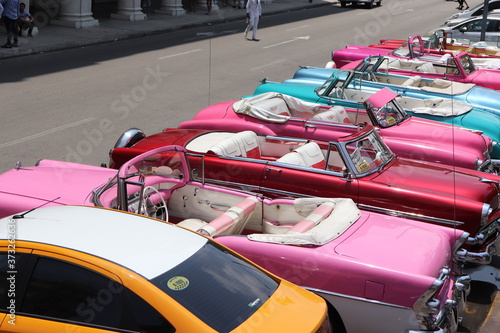 キューバのハバナ、旧市街のカラフルなクラシックカーの観光タクシー