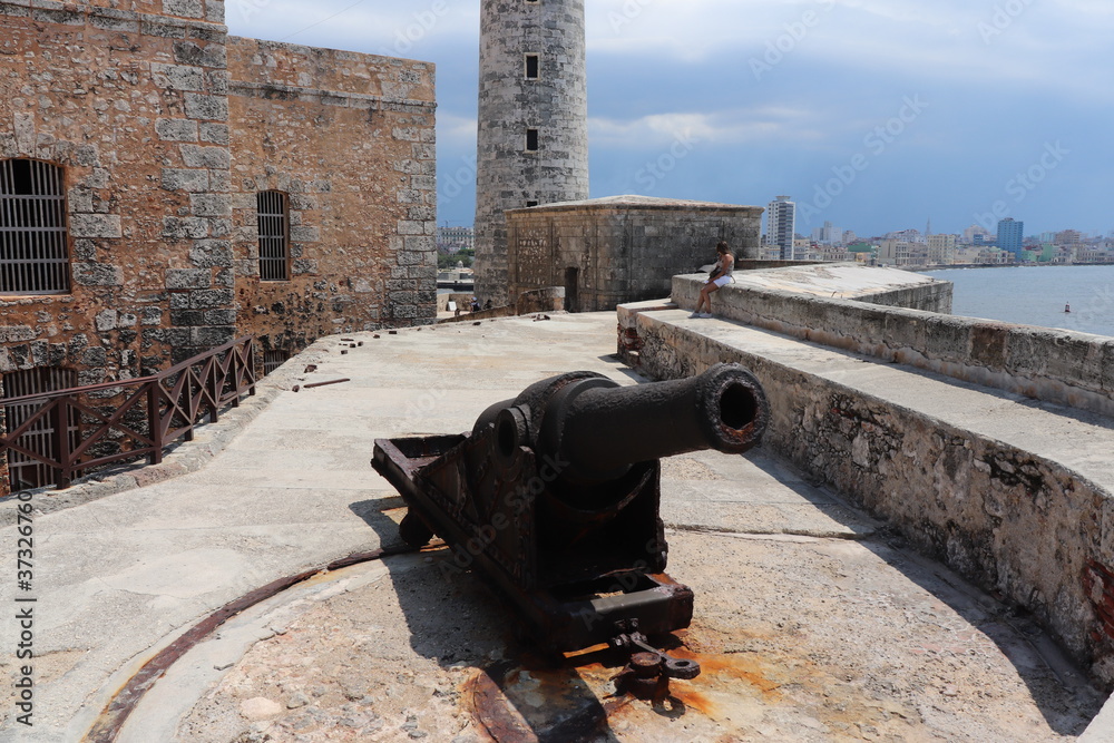 キューバのハバナの運河の入り口のモロ城
Castillo De Los Tres Reyes Del Morroの防衛のための大砲