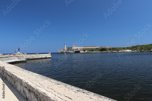 キューバのハバナ、海からの運河への入り口、サン・サルバドル・デ・ラ・プンタ要塞 Castillo de San Salvador de la Puntaからの景色