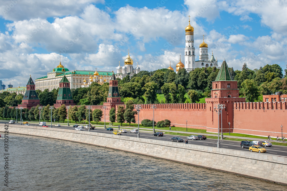 Obraz premium The modern territory of the Moscow Kremlin was formed at the end of the XV century during the construction of brick walls and towers. Famous Italian architects took part in the works.