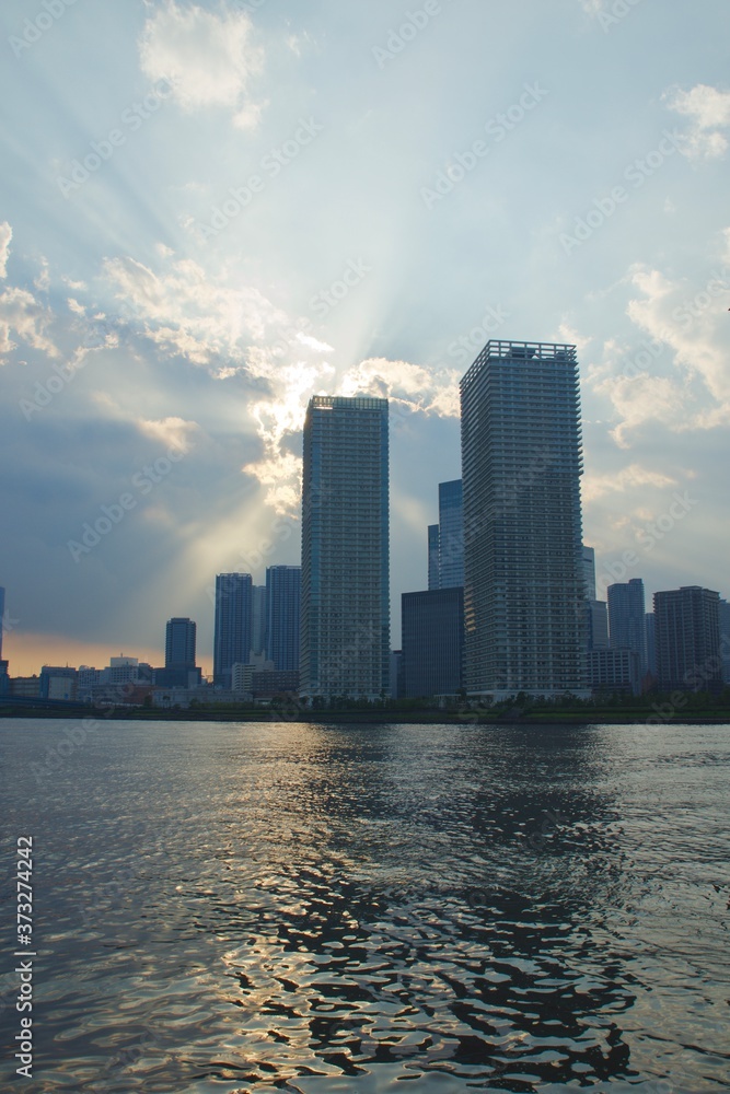 Obraz premium 春海橋公園より見る晴海の夕景 薄明光線 タワーマンション