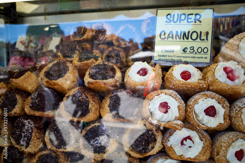 イタリアのお菓子（カンノーリ）