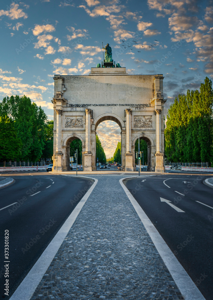 Obraz premium Siegestor (vicotry gate) in Munich during sunset, emoty street