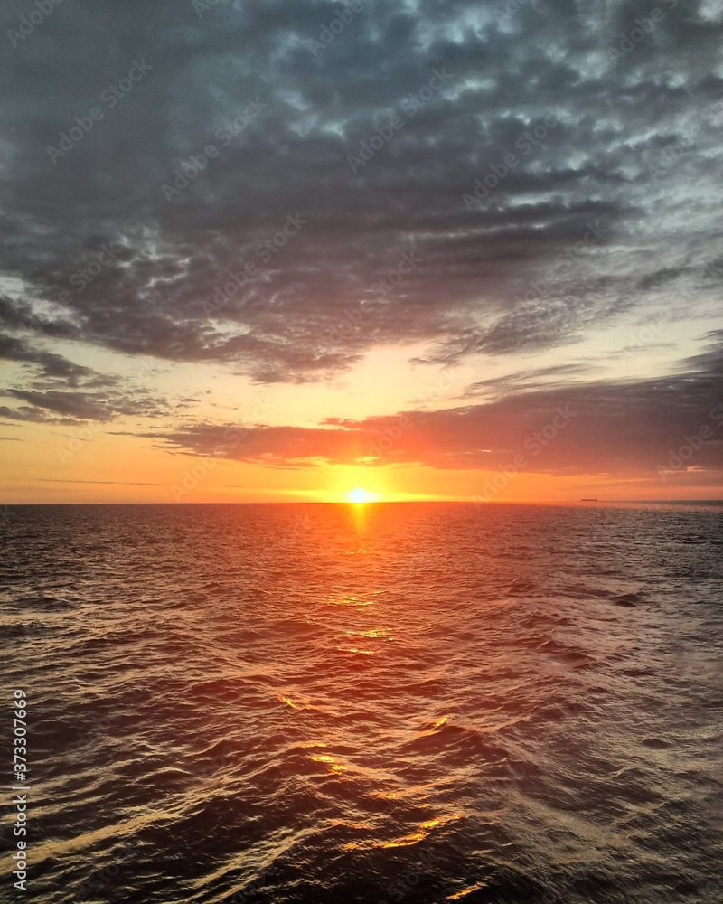 Obraz premium sunset over the sea