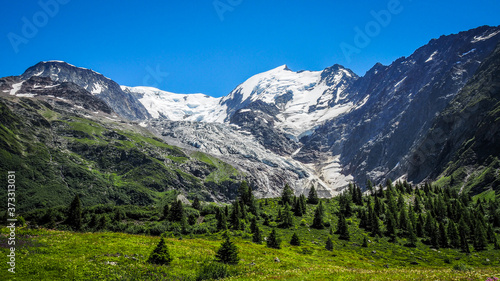 Tour du Mont Blanc, hiking in the Alps © Jakub