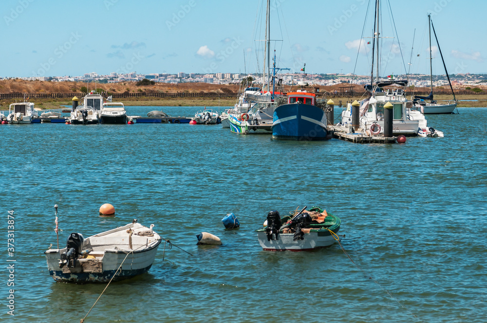 Obraz premium Fishing boats anchored in the bay.
