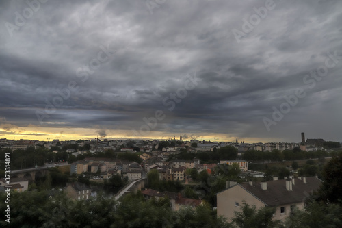 Vue sur Limoges le soir, pendant la pluie