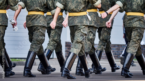 Tableau sur toile Rows of soldiers marching in uniform with black boots