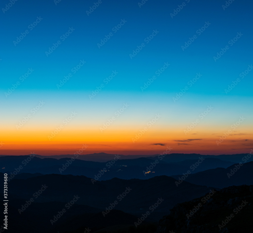 tramonto dalla vetta di monte autore, con poche nuvole nel cielo