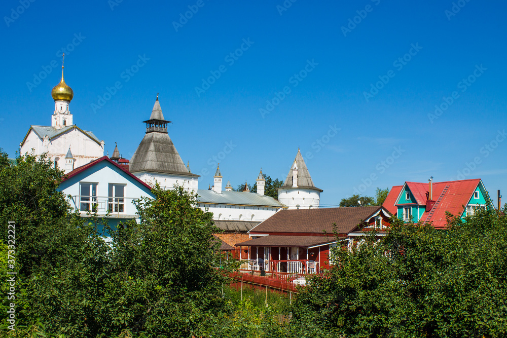 Naklejka premium panoramic view of the old city with historical architecture against the blue sky on a clear summer day and space for copying in Rostov Yaroslavl region Russia