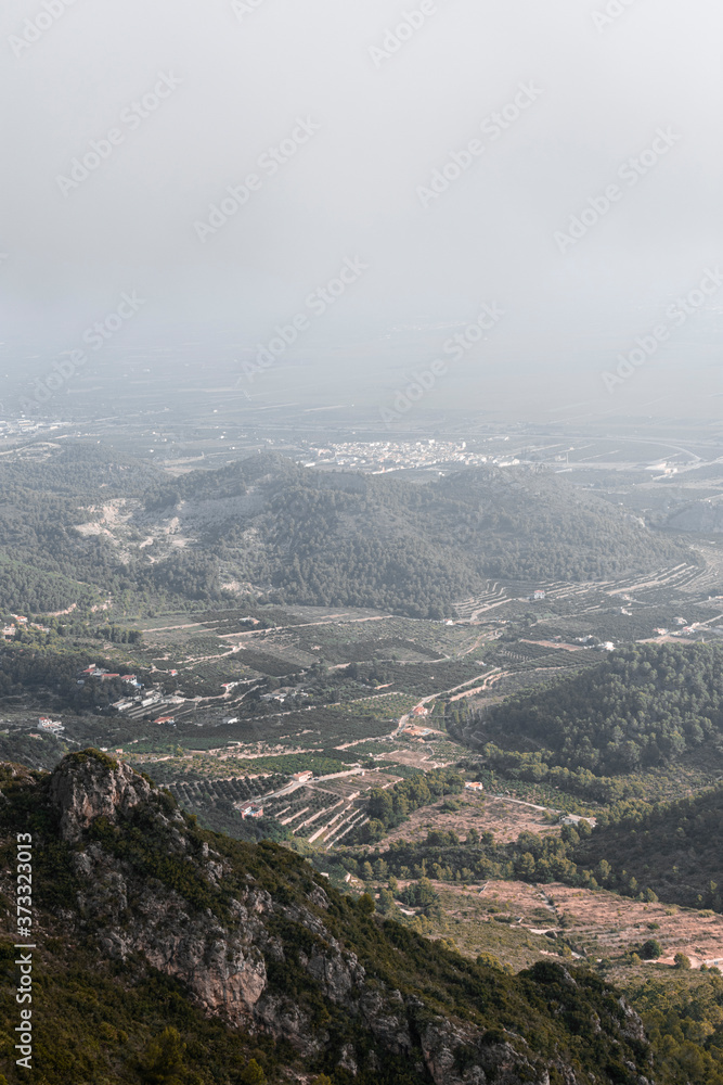 Fototapeta premium Paisaje de montañas con niebla