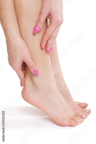 Frau massiert ihre Füße © drewsdesign