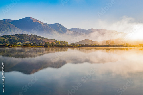 panorama all'alba sul lago di canterno, con la nebbia che si alza