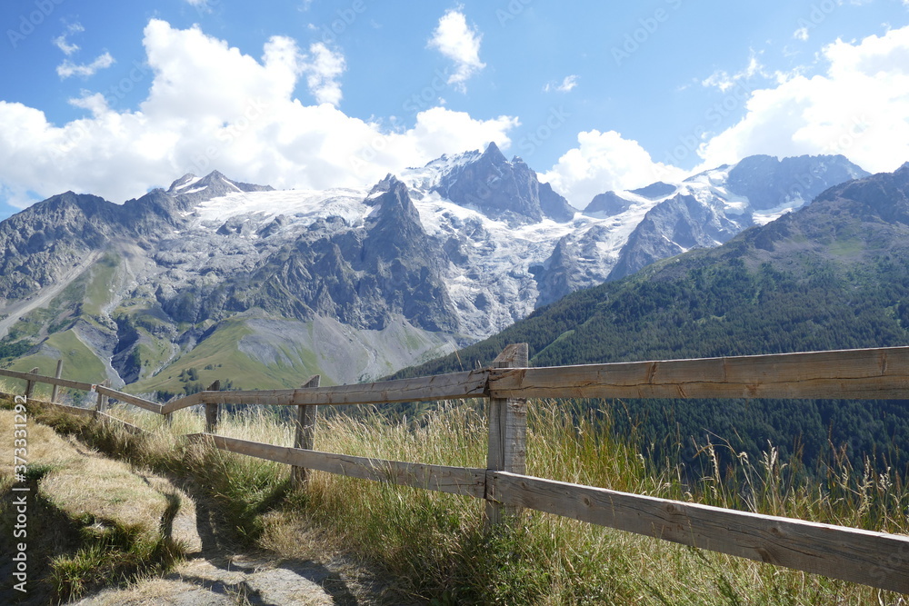 Vue sur les glaciers de la meije dans le parc national des écrins en france Vue sur les glaciers de la meije dans le parc national des écrins en france