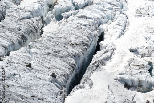 crevasse glacière sur le glacier de la girose en france photo