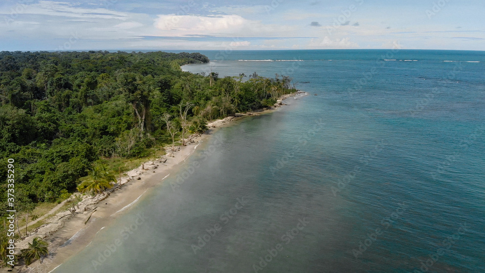 Traumhafter Strand in Costa Rica aus der Vogelperspektive