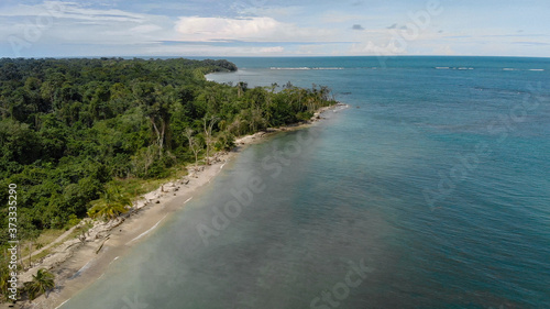 Traumhafter Strand in Costa Rica aus der Vogelperspektive