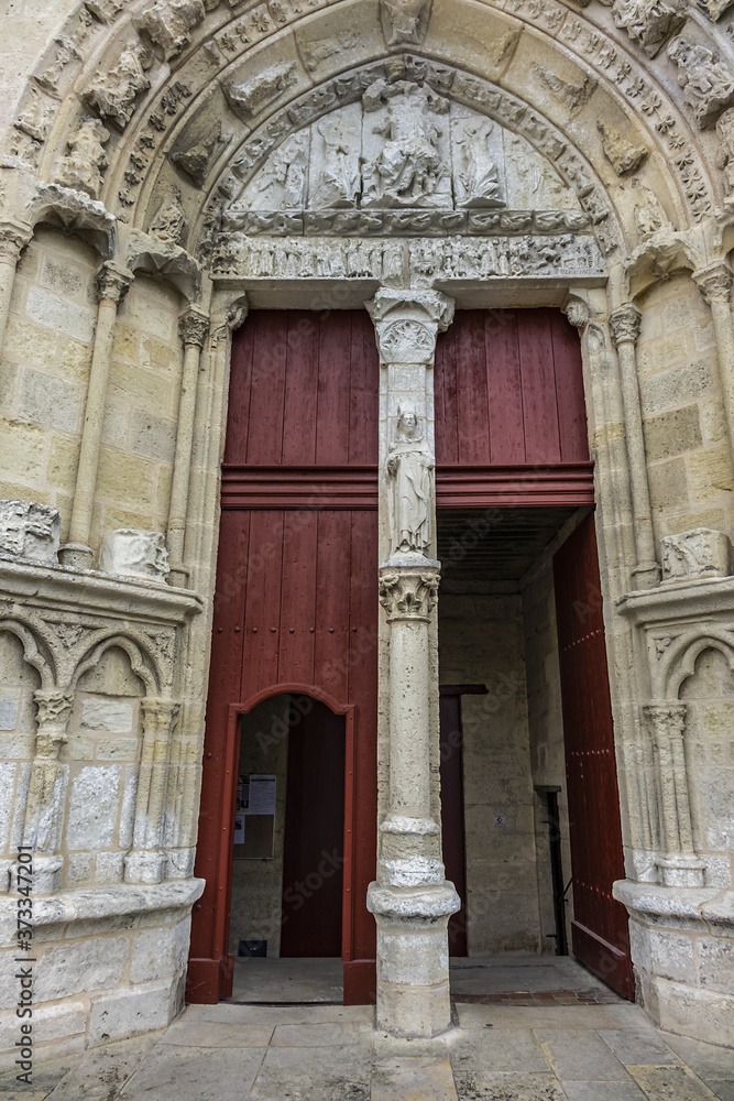 Picturesque view of the XII century Romanesque style Eglise Collegiale on St Emilion’s Place Pierre Meyrat. Saint-Emilion, Aquitaine Region, Gironde Department, France, Europe.