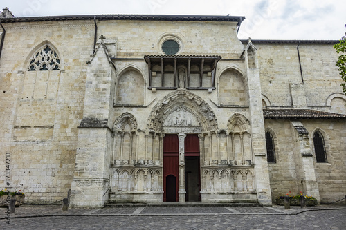 Picturesque view of the XII century Romanesque style Eglise Collegiale on St Emilion’s Place Pierre Meyrat. Saint-Emilion, Aquitaine Region, Gironde Department, France, Europe.