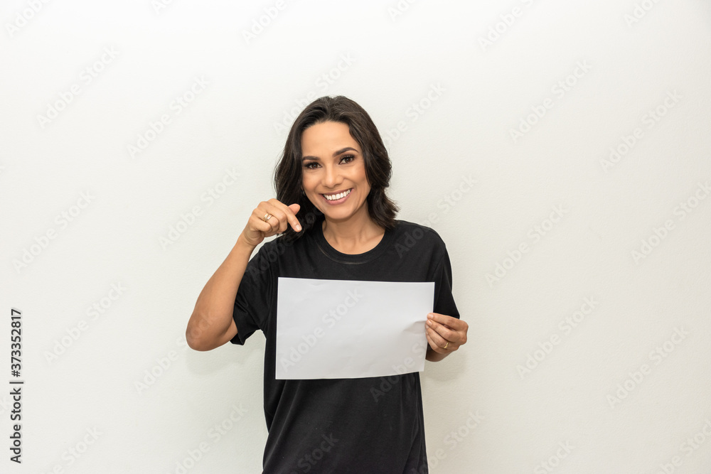Mulher morena segurando cartaz em branco para mensagem Mulher morena segurando cartaz em branco para mensagem
